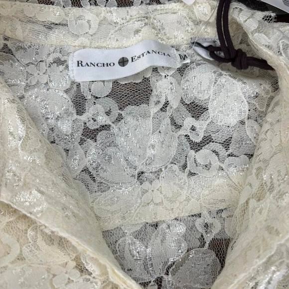 White lace blouse with ruffle details and button - Picture 2 of 8